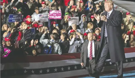  ??  ?? El presidente de Estados Unidos, Donald Trump, a su llegada ayer a un mitin en Columbia Regional, en el aeropuerto de Columbia, Missouri.