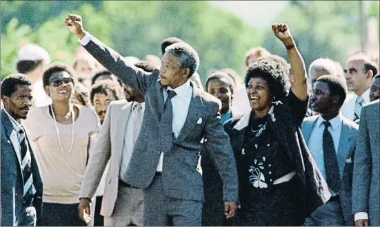  ?? ALEXANDER JOE / AFP ?? Winnie y Nelson Mandela alzan el puño a la salida de este de la prisión de Victor Verster, el 11 de febrero de 1990