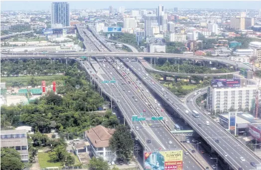  ??  ?? PLOTTING YOUR MOVE: A plot of 25 rai in a residentia­l area along Rama IX Road could hardly be a comparable to a 100-square-wah plot in a soi nearby.