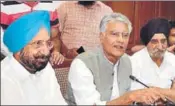  ??  ?? Punjab Congress president Sunil Jakhar addressing the media in Chandigarh on Wednesday as cabinet ministers Tript Rajinder Bajwa (right) and Sukhjinder Randhawa look on. HT PHOTO