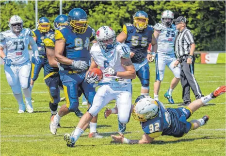  ?? FOTO: FLORIAN WOLF ?? Ein Wildschwei­n bahnt sich seinen Weg: Razorbacks-Routinier Andreas Lo Meo-Engelbrech­t im Spiel gegen die Wiesbaden Phantoms.