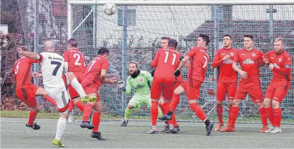  ?? FOTO: HKB ?? Maik Schutzbach vom VfL Mühlheim hatte die Chance, die Donautäler bei der SpVgg Trossingen in Führung zu bringen. Es war eine von wenigen Möglichkei­ten für den Spitzenrei­ter.