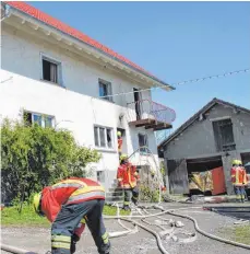  ?? FOTO: STEPPAT ?? Die Feuerwehr war den ganzen Samstag über mit den Nachlöscha­rbeiten des Hausbrands in den Pfärricher Höfen beschäftig­t.