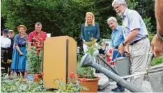  ?? Foto: Thessy Glonner ?? Das Taufwasser kam aus Gießkannen: Im Kurpark erhielten die ersten Exemplare der neuen Rose „Allgäu Glück“ihren Taufguss.