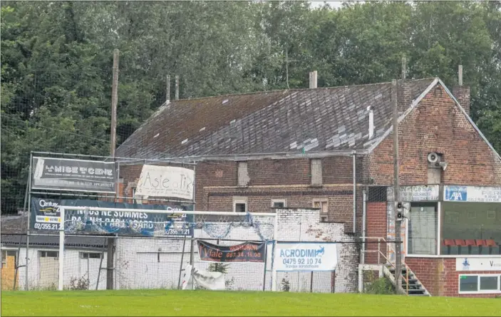  ??  ?? EN BRAINE-LE-COMTE. En este campo, el Stade du Sans Fond, al lado de la casa familiar, comenzó a jugar al fútbol Eden Hazard, el fichaje más caro de la historia del Real Madrid.