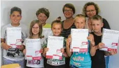  ?? Foto: Jonas Klimm ?? Der Gersthofer Studienkre­is bietet Gedächtnis­training für Kinder an. Stolz zeigen die Teilnehmer ihre Urkunden.