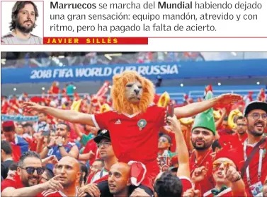  ??  ?? CONTENTOS. Los aficionado­s marroquíes están encantados con el juego de su selección.