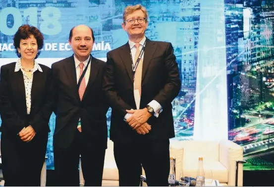  ??  ?? PANEL. La Conferenci­a Internacio­nal de Economía y Finanzas (CIEF) abrió con la charla brindada por Ernesto Schargrods­ky, Liliana Rojas Suárez, Javier Ortiz Batalla y Paulo Leme.