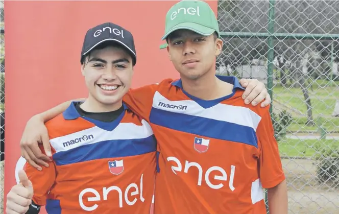  ??  ?? ► Maureira (a la derecha) y Collazos, abrazados como campeones defensores de la Copa Enel.