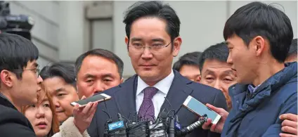  ?? – AFP ?? DENIED WRONGDOING: Samsung Group’s heir-apparent Lee Jae-Yong, centre, leaves for a waiting facility after attending a court hearing on whether he will be issued with an arrest warrant at the Seoul Central District Court in Seoul on Wednesday.