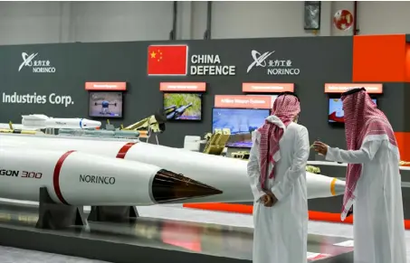  ??  ?? زائران أمام نموذجين لصواريخ في معرض «آيدكس» في أبو ظبي