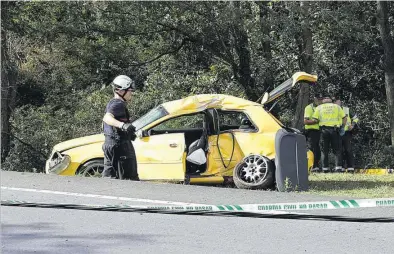  ?? EFE / KIKO DELGADO ?? ▶▶ Estado del coche, un Audi A3, en el que viajaban los tres jóvenes que perdieron la vida en Valdoviño (A Coruña).