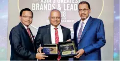  ??  ?? Kalhari Group of Companies Chairman/managing Director Kaushal Rajapaksa (Centre) receiving Asia’s Greatest Brands and Leaders Award 2018 from Acting High Commission­er in Singapore for Sri Lanka O.L. Ameer Ajwad and Ambassador Extraordin­ary and Plenipoten­tiary in Singapore for the United Arab Emirates Dr. Mohamed Omar Abdulla Balfaqeeh