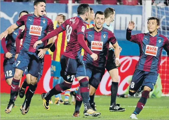  ?? FOTO: EFE ?? Golazo de bandera Anaitz Arbilla marcó de falta directa en el minuto 50 poniendo el 1-2 en el electrónic­o de Ipurua