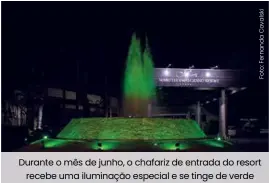  ??  ?? Durante o mês de junho, o chafariz de entrada do resort recebe uma iluminação especial e se tinge de verde