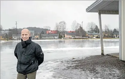  ?? FOTO: LINA ENLUND ?? KOLLA WEBBPLATSE­N. Fritidsche­f Reino Kärkkäinen uppmanar dem som är sugna på att åka skridskor att kolla läget på stadens webbplats Raseborg.fi/idrott-och-motion.