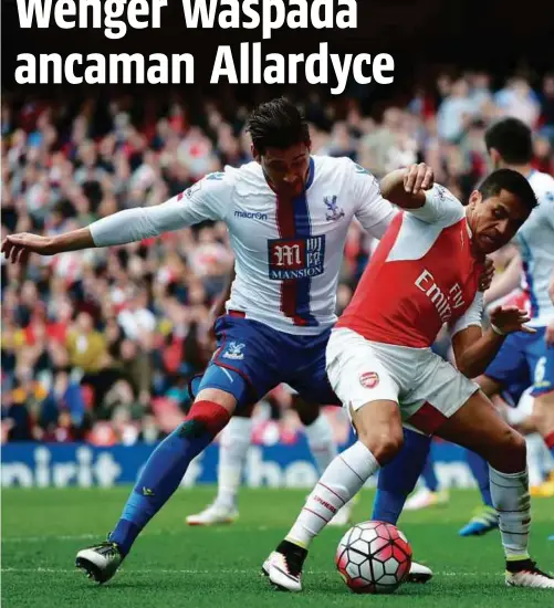  ??  ?? Pemain Arsenal, Alexis Sanchez (kanan) diasak pemain Crystal Palace pada aksi EPL musim lalu.