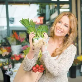  ??  ?? « Il ne faut pas avoir d’aliments interdits, pas être en privation. Il faut aimer ce qu’on mange », affirme Isabelle Huot