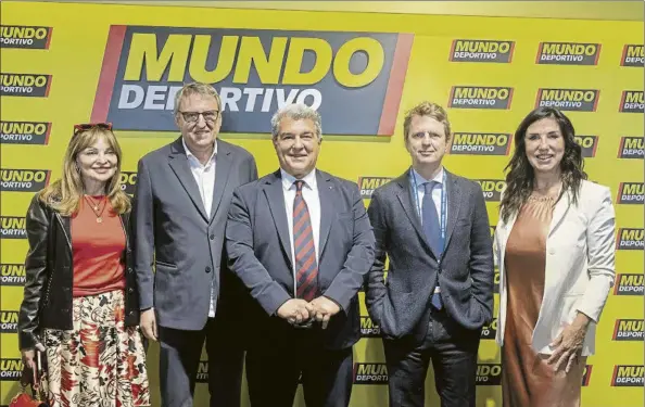  ?? FOTO: EDUARD OMEDES ?? Manana Giorgadze, Santi Nolla, Jan Laporta, Carlos Godó y Cristina Cubero, en el stand de Mundo Deportivo poco antes de degustar el almuerzo servido por ASPIC