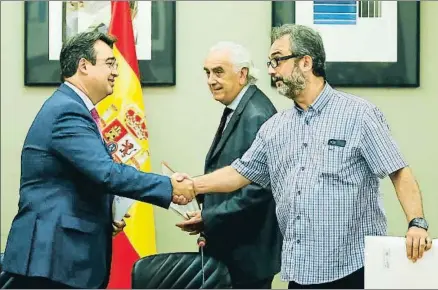  ?? DANI DUCH ?? Emilio García, director de Eulen, el árbitro Marcos Peña y Juan Carlos Giménez, asesor de los trabajador­es