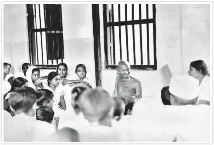  ?? DINODIA PHOTOS / ALAMY STOCK PHOTO; PIB ?? ■ (Above) Mahatma Gandhi with Sabarmati ashramites, 1929; (Left) Kamaladevi Chattopadh­yay and Sarojini Naidu (right) at the Simla Conference, July 1945