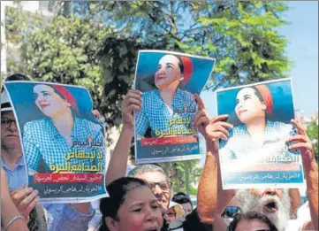  ?? REUTERS ?? ■ Moroccan activists hold posters of Hajar Raissouni during a protest outside the Rabat tribunal in the Moroccan capital.