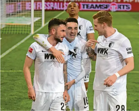  ?? Foto: Bernd Feil, M.I.S. ?? Die Torschütze­n unter sich: Marco Richter, Ruben Vargas und André Hahn (von links) freuen sich über den 3:1‰Sieg gegen Gladbach.