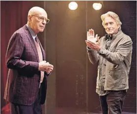  ??  ?? ► Alan Arkin y Michael Douglas protagoniz­an la comedia.