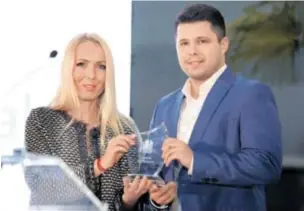  ?? TOMISLAV MILETIĆ/
PIXSELL ?? Gradonačel­niku Vrgorca Anti Pranjiću nagradu je dodijelila predsjedni­ca Uprave Večernjeg lista Andrea Borošić