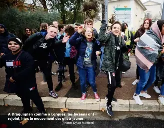  ?? (Photos Dylan Meiffret) ?? A Draguignan comme à Lorgues, les lycéens ont rejoint, hier, le mouvement des gilets jaunes.
