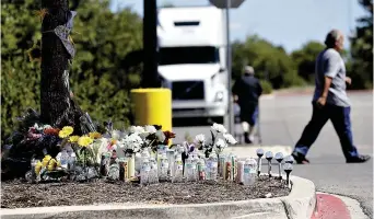  ??  ?? Homenaje. En el estacionam­iento de este centro comercial, connaciona­les han dejado ofrendas para las víctimas.