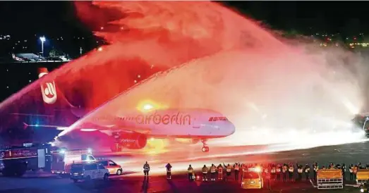  ?? Foto: Paul Zinken, dpa ?? Aus und vorbei: Die letzte Air-Berlin-Maschine wird am . Oktober  am Flughafen Berlin-Tegel empfangen.
