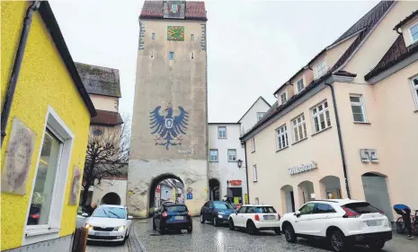  ?? FOTO: MICHAEL PANZRAM ?? Typische Situation unterhalb des Wassertors: Auf beiden Seiten parken Autos.