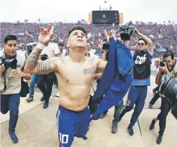  ??  ?? ► El venezolano Soteldo celebra a torso desnudo su gol ante la UC.