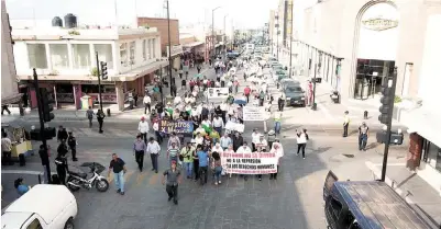  ??  ?? Marcha. Un contingent­e de aproximada­mente 200 personas, encabezado por el obispo Raúl Vera, recorrió las calles del Centro Histórico para recordar a las víctimas del 2 de octubre de 1968.