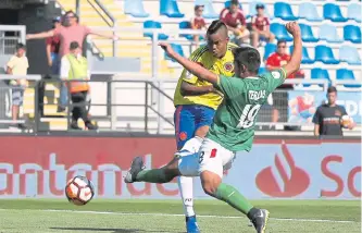  ?? EFE ?? El colombiano Jáder Valencia (i) disputa un balón con el defensor boliviano Jairo Quinteros (d).