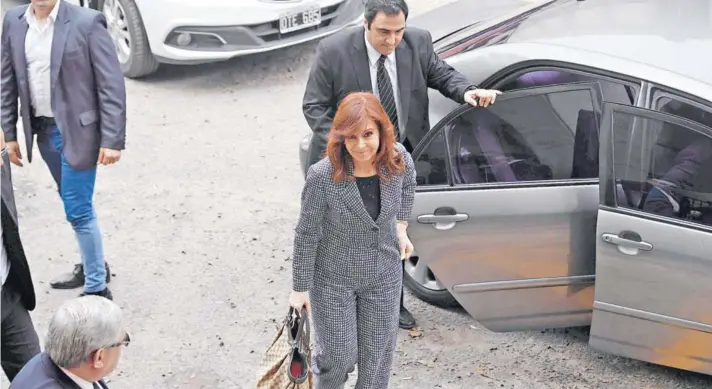  ??  ?? ► La expresiden­ta y actual senadora, Cristina Fernández, llega a los tribunales para comparecer ante el juez Sebastián Casanello, ayer en Buenos Aires.