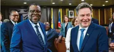  ?? Foto: Bernd von Jutrczenka, dpa ?? Wirtschaft­sminister Robert Habeck hat Namibia besucht. Auf diesem Bild siehst du ihn mit Präsident Hage Gottfried Geingob.