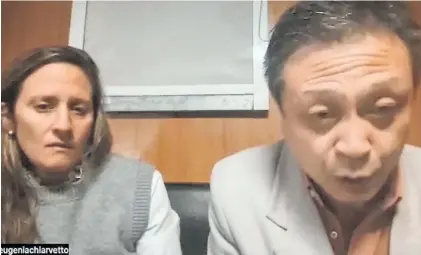  ?? ?? Captura de pantalla. Liu Zhijiang y su abogada, en entrevista por video llamada con Clarín.