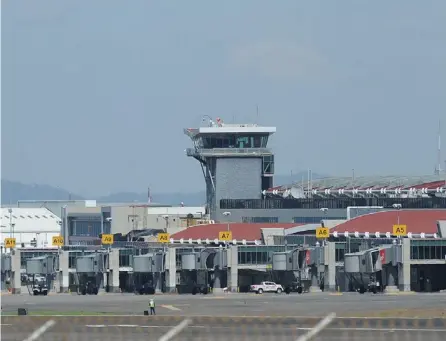  ?? JORGE NAVARRO ?? La actividad en el aeropuerto internacio­nal Juan Santamaría está en su mínima expresión, pues solo vuelos comerciale­s o de rescate llegan a la terminal.