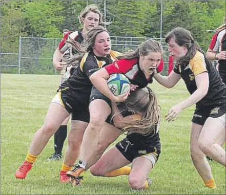  ?? JENNIFER HOEGG ?? Ball carrier Paulina Livingston­e tries to gain some ground for the Griffins in semi-final play.