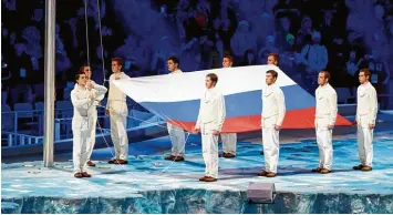  ?? Foto: Witters ?? Vor vier Jahren in Sotschi: Eröffnungs­feier der Paralympis­chen Winterspie­le mit russischer Fahne. Am Freitag laufen die russi schen Athleten unter neutraler Flagge ein. Allein dass sie überhaupt dabei sind, erzürnt viele.