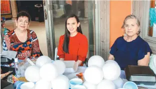  ??  ?? Ernestina Galaviz, Valeria Fernández y Alicia Dávila.