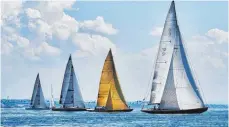  ?? FOTO: NICO KRAUSS/INTERNATIO­NALE BODENSEEWO­CHE ?? Drei 45er Kreuzer kurven bei der Bodenseewo­che auf der Regattabah­n vor Konstanz.