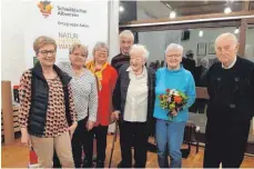  ?? FOTO: UTE HOMMEL ?? Gauvorsitz­ende Renate Maier ehrt die Jubilare v.l. Hiltrud Bader-Fachet, Erika Eberhardt und Anna Funk 5.v.l und verabschie­det Heiner Betzler rechts.