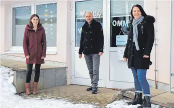  ?? FOTO: ANKE KUMBIER ?? Die Schulsozia­larbeitend­en auf dem Heuberg: Yvonne Kalmbach (links), Ingo Brehm und Carmen Haischer vor Kalmbachs Büro an der Juraschule in Gosheim.