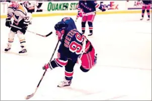  ?? BARTON SILVERMAN/NEW YORK TIMES ?? Left-hander Wayne Gretzky in action during the final game of his 21-year pro career in April 1999.