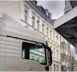  ??  ?? Lkw-Fahrer müssen in der Wallstraße immer auch nach oben schauen.