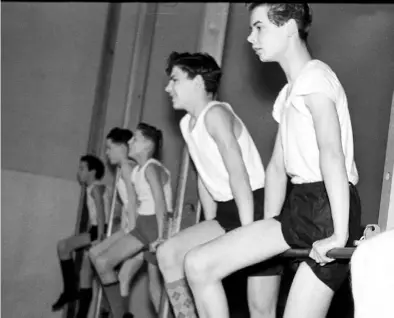  ?? BILD: IMAGO ?? Leibesübun­gen auf der Reckstange: Der Sport in Vereinen wurde mit dem Kriegsende im Mai 1945 zunächst verboten und musste neu aufgebaut werden.