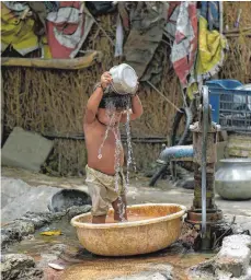  ?? FOTO: MONEY SHARMA/AFP ?? Der kleine indische Junge versucht sich abzukühlen. Das Foto ist 2015 während der großen Hitzewelle in Neu-Delhi entstanden, bei der mehr als 1100 Menschen starben.